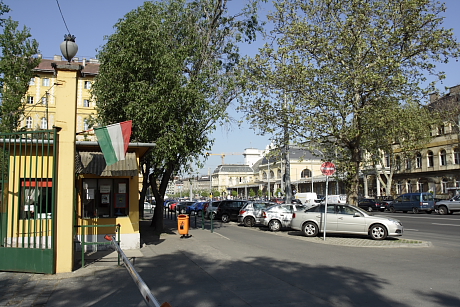  A fecskevédelembe bekapcsolódó Nemzeti Lovarda (a bejárata a kép bal oldalán látható) Budapesten, a Keleti pályaudvar (a kép  középvonalától jobbra) tőszomszédságában található.