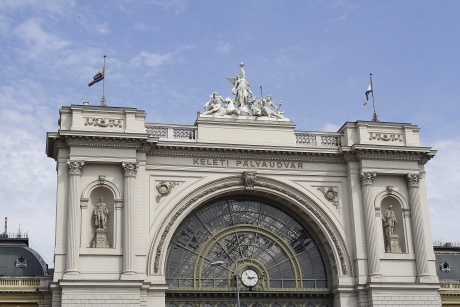 A Keleti pályaudvar 1884. augusztus 15-én átadott díszes épületének majd' 50 m magas homlokzatán, ...