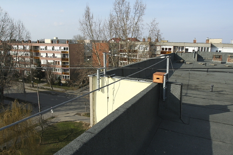 Sarlósfecske odúk különböző elhelyezési módjai panelház tetején.
